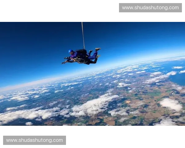 自由翱翔天际的极限体验跳伞挑战勇气与心跳的极致瞬间